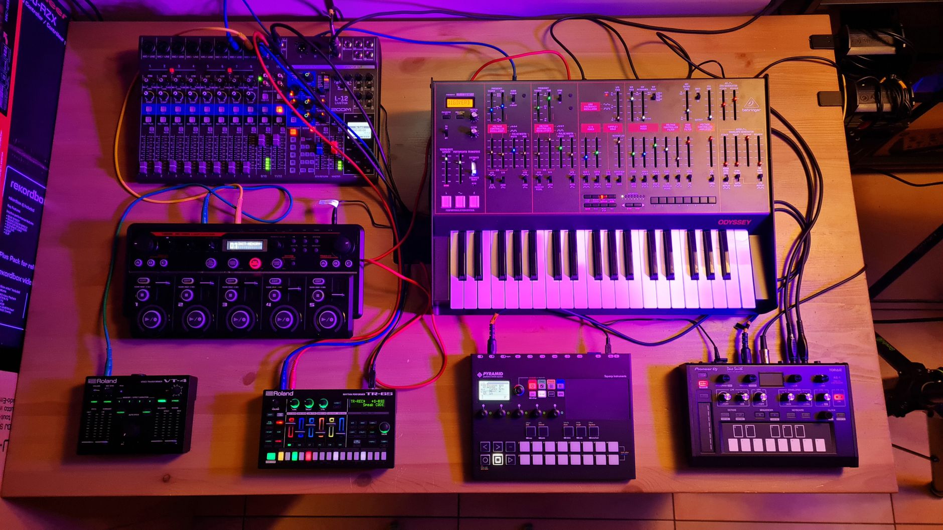 akai mpk mini mk3 top-down view pads and keys