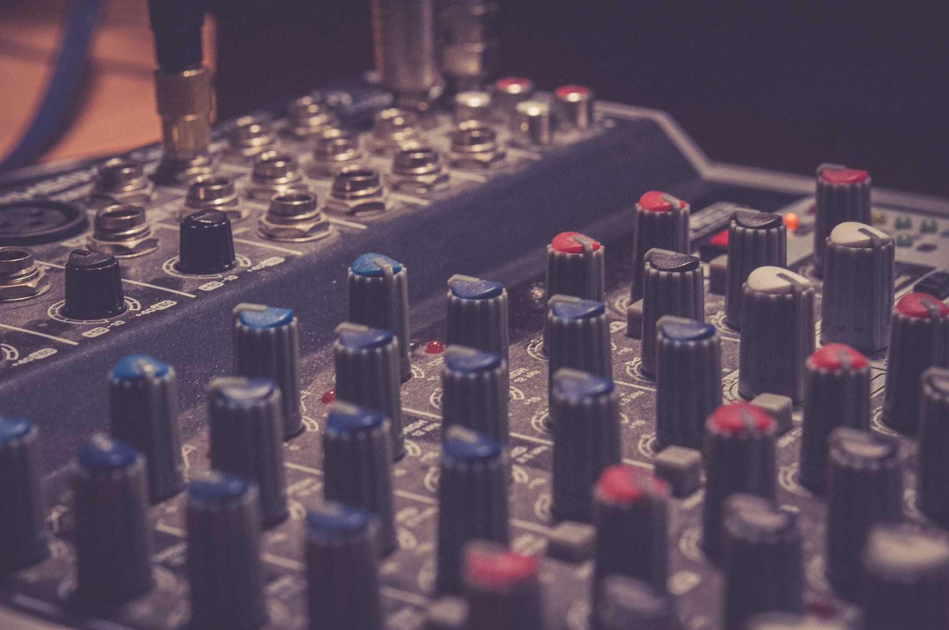 Behringer UM2 audio interface front panel knobs
