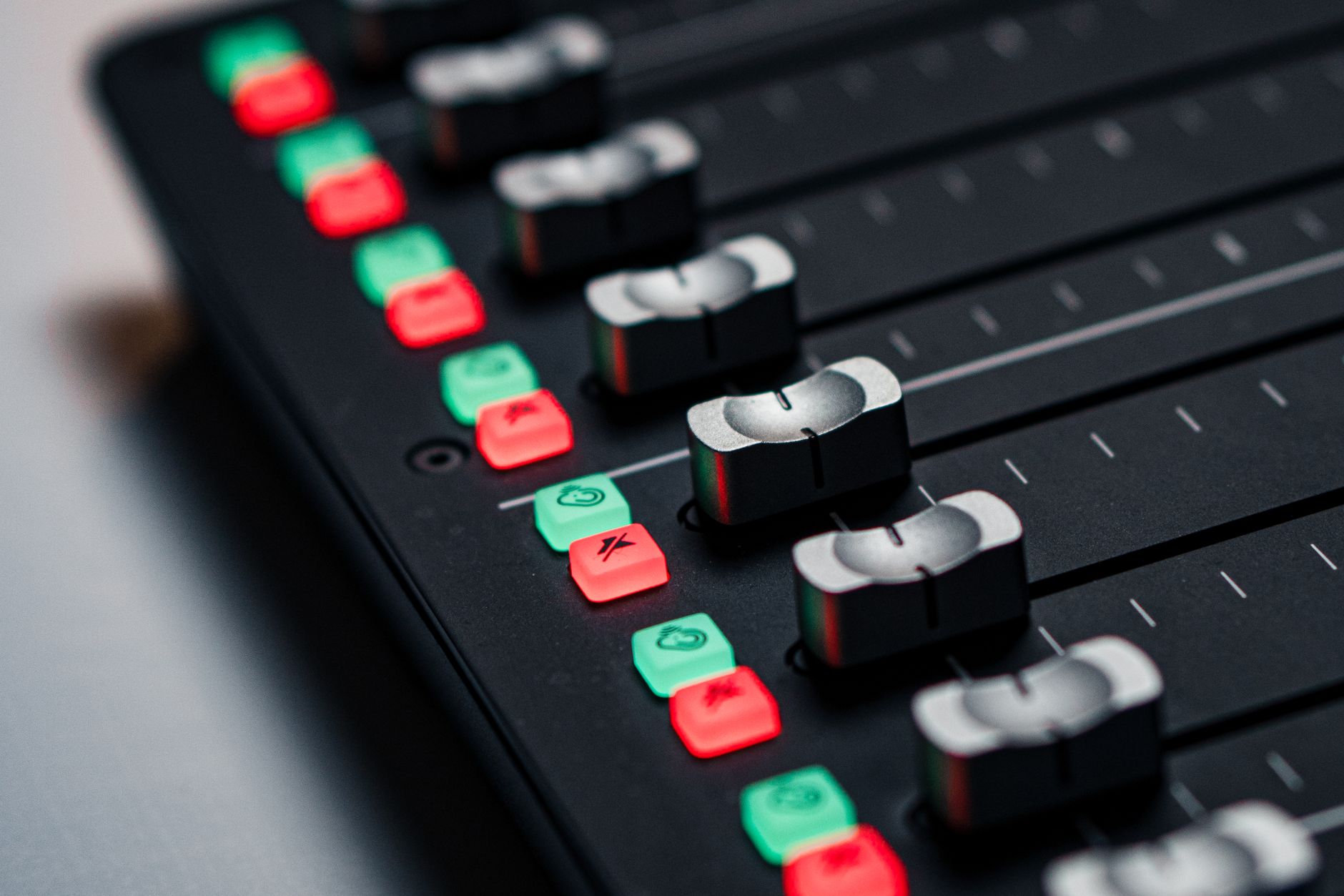focusrite scarlett solo usb audio interface desk