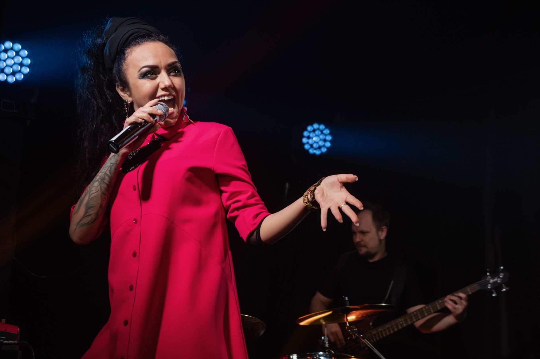 vocalist holding shure sm58 at live concert