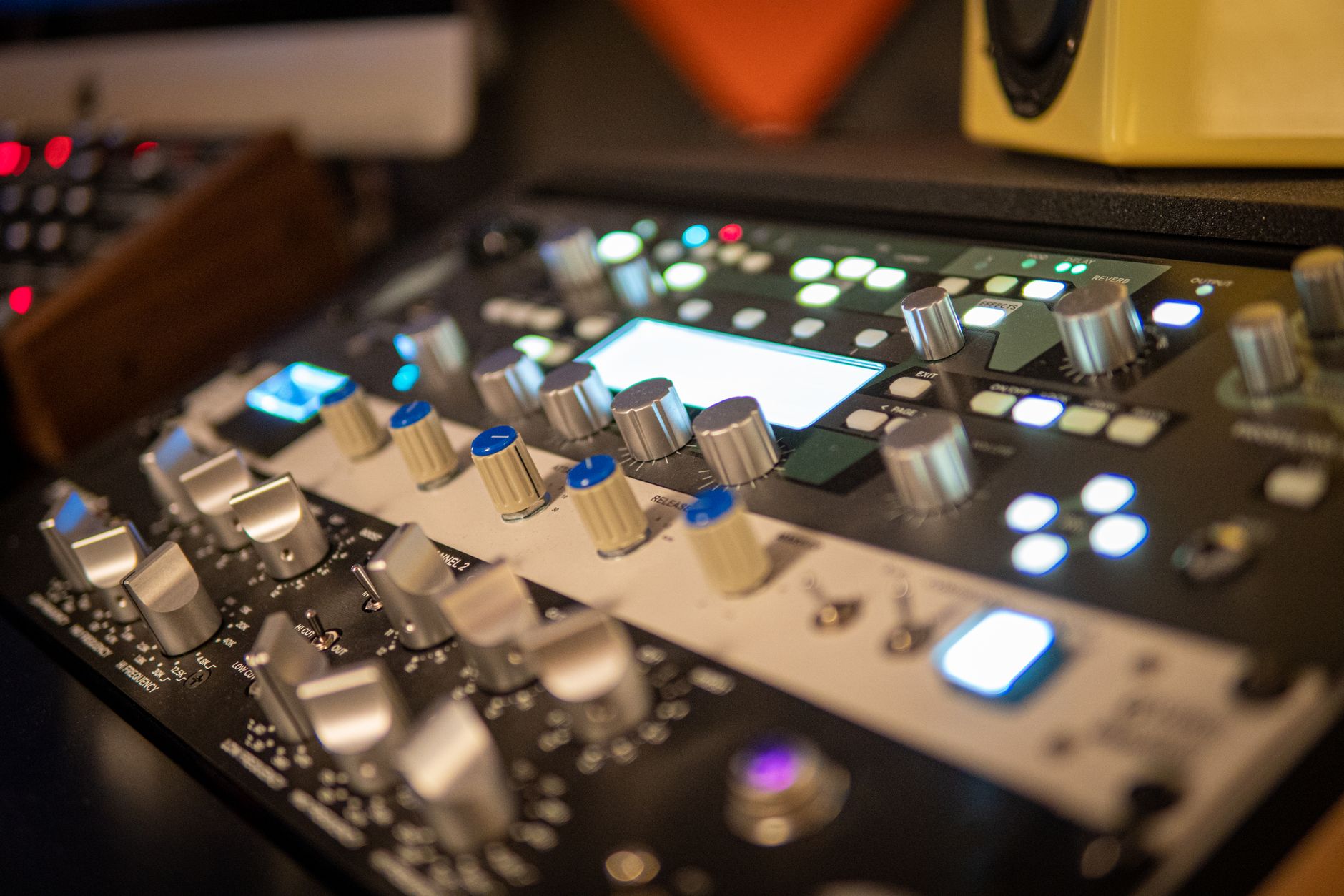 audio interface direct monitoring mix knob detail
